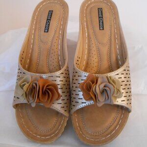 Good Choice Juliet Gold Slip On Wedge Heeled Slide Flower Accent-Size 10-NEW